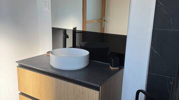 Douche, sĂšche-cheveux, serviettes fournies, papier toilette