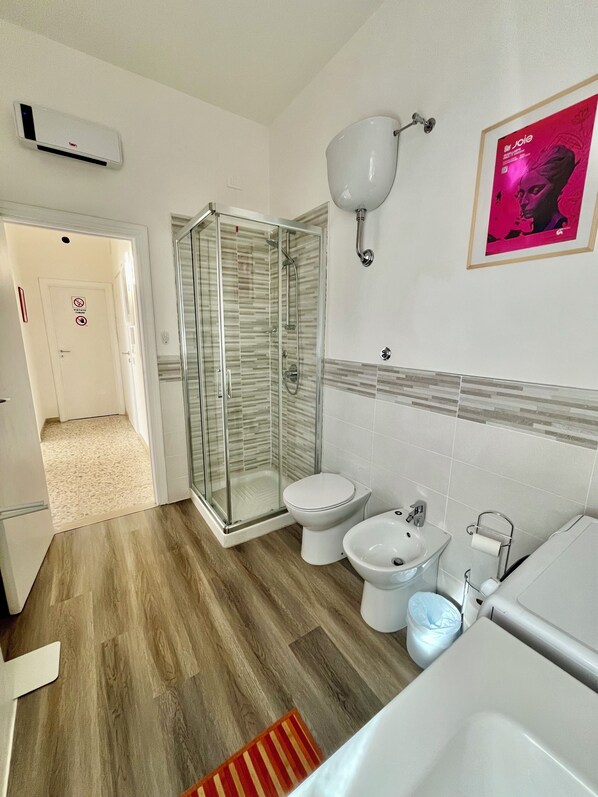 Een douche, een haardroger, een bidet, handdoeken