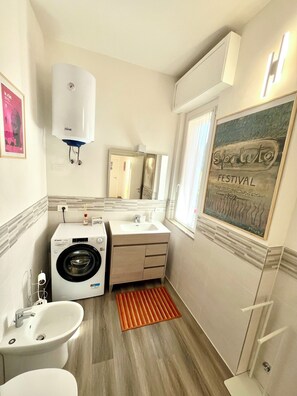 Een douche, een haardroger, een bidet, handdoeken