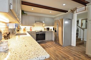 ثلاجة، ميكروويف، فرن، موقد طهي مسطح