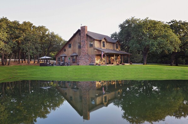 المنشأة من الخارج