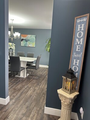 Dining - Charming 4-bedroom house with WiFi, AC in wonderful Scotrun (Scotrun)