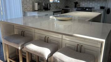 Mikrobølgeovn, ovn, kogeplade, opvaskemaskine