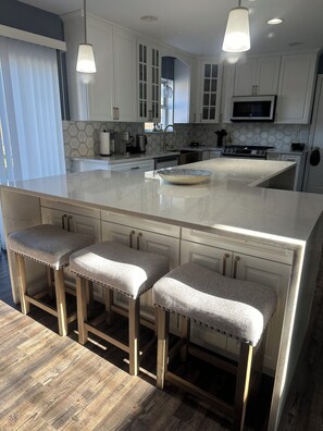 Microwave, oven, stovetop, dishwasher - Charming 4-bedroom house with WiFi, AC in wonderful Scotrun (Scotrun)