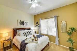 Iron/ironing board, WiFi, bed sheets - Modern Condo Near Stadiums & Westgate Fun (Phoenix)