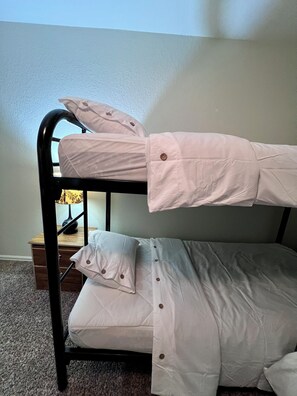 4 Schlafzimmer, Bügeleisen/Bügelbrett, WLAN, Bettwäsche