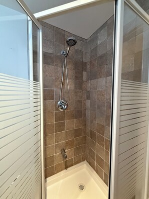 Dusche, Haartrockner, Handtücher, Toilettenpapier