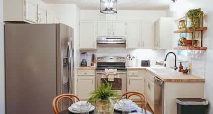 Fall Retreat 7 Minutes To Dollywood With Fire Pit, Private Deck, And Coffee Bar