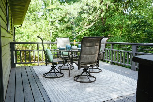 Cozy Cottage 5 Minutes To Dollywood With Fire Pit, Private Deck, And Coffee Bar