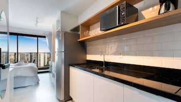 Apartamento conforto | Cozinha privada | Geladeira, micro-ondas, cooktop, cafeteira/chaleira