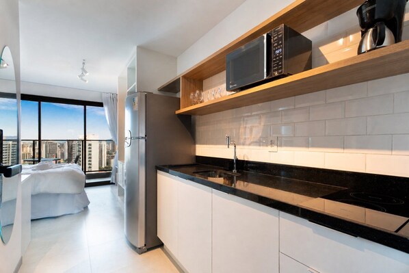 Departamento Confort | Cocina privada | Refrigerador, microondas, parrilla de estufa y cafetera y tetera