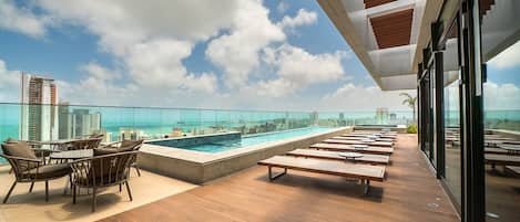 Piscine intérieure, parasols, chaises longues