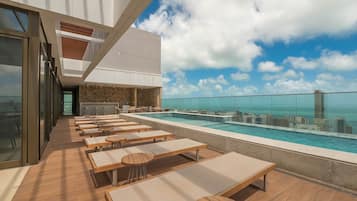 Piscina interna, guarda-sóis, espreguiçadeiras