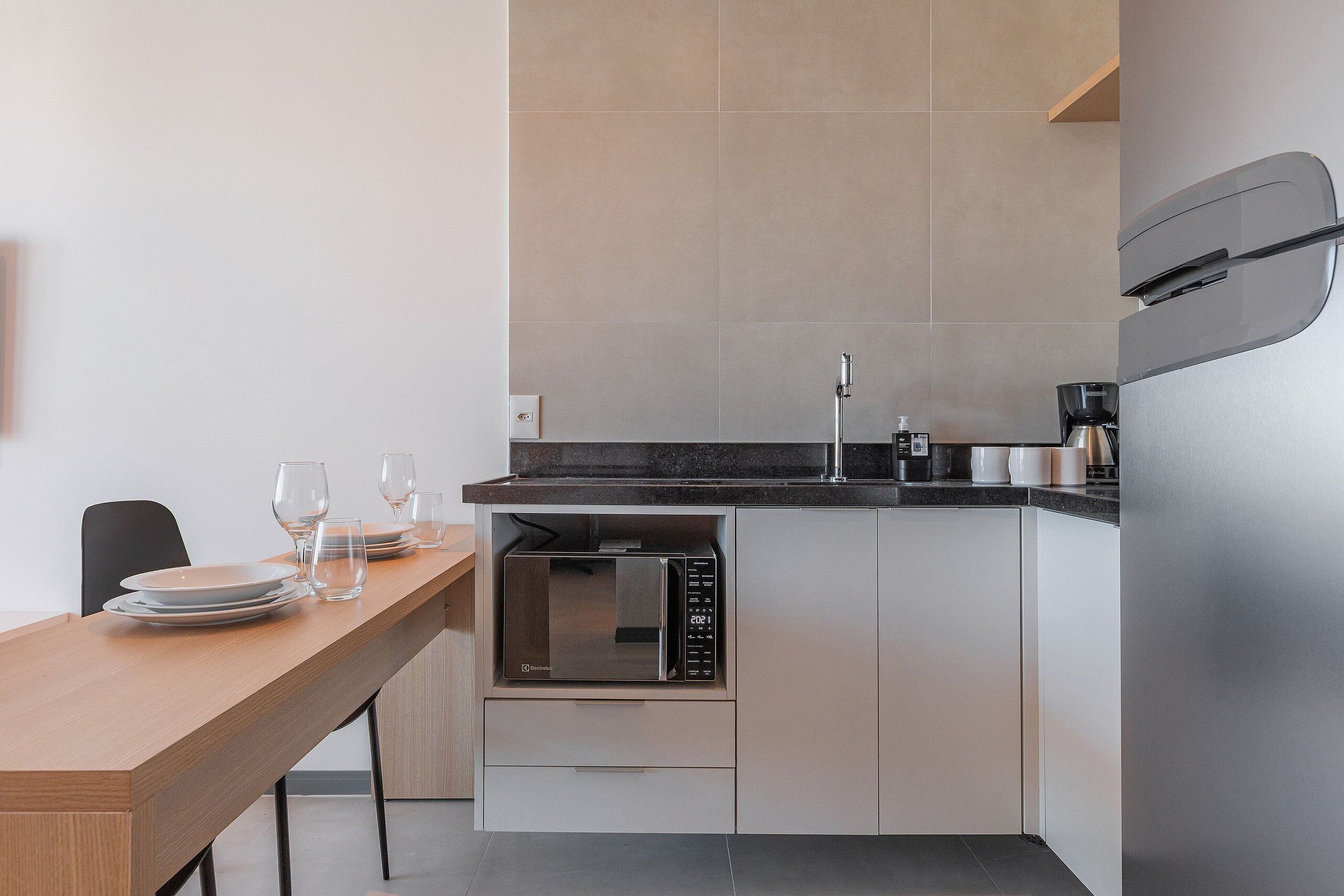 Refrigerador, parrilla de estufa y utensilios de cocina 