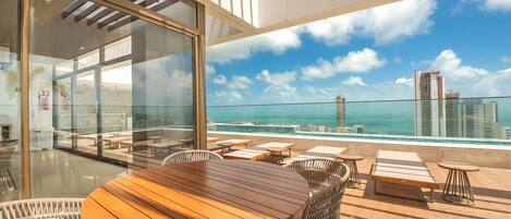 屋外ダイニングエリア