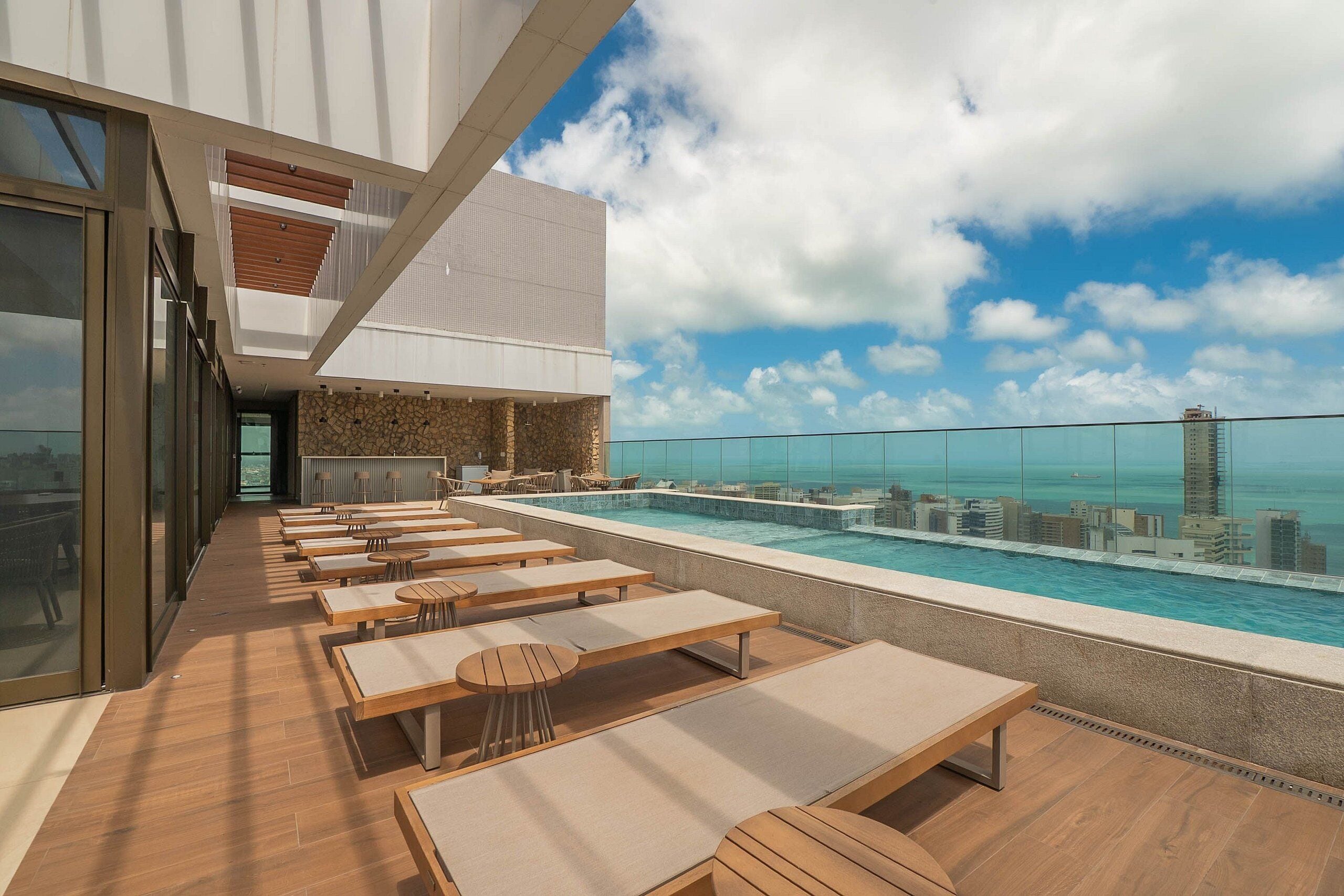 Piscina interna, guarda-sóis, espreguiçadeiras