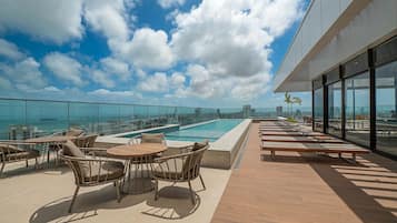 Luxe appartement | Zwembad | Een binnenzwembad en ligstoelen