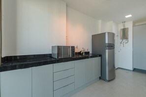 Family Apartment | Private kitchen | Fridge, stovetop, cookware/dishes/utensils - Beach Class Meireles Housi by Carpediem (Fortaleza)