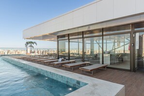 Indoor pool, pool umbrellas, sun loungers - Beach Class Meireles Housi by Carpediem (Fortaleza)