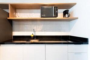 Departamento Confort | Cocina privada | Refrigerador, parrilla de estufa y utensilios de cocina 