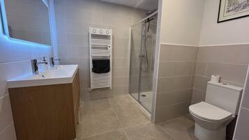 Bruser, hårtørrer, håndklæder, Sæbe