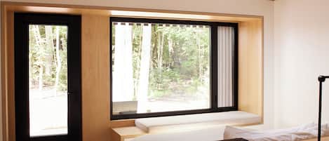 Espacio para trabajar con laptop, wifi gratis y ropa de cama