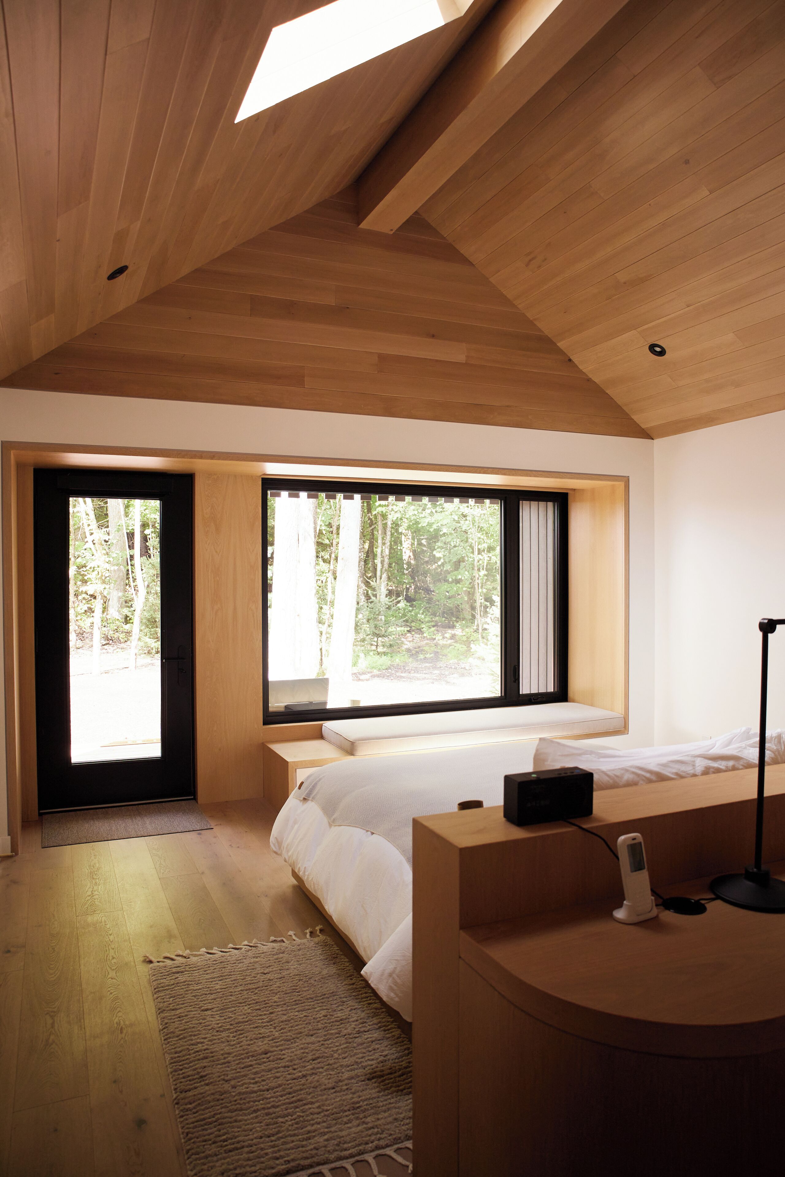 Laptop workspace, free WiFi, bed sheets