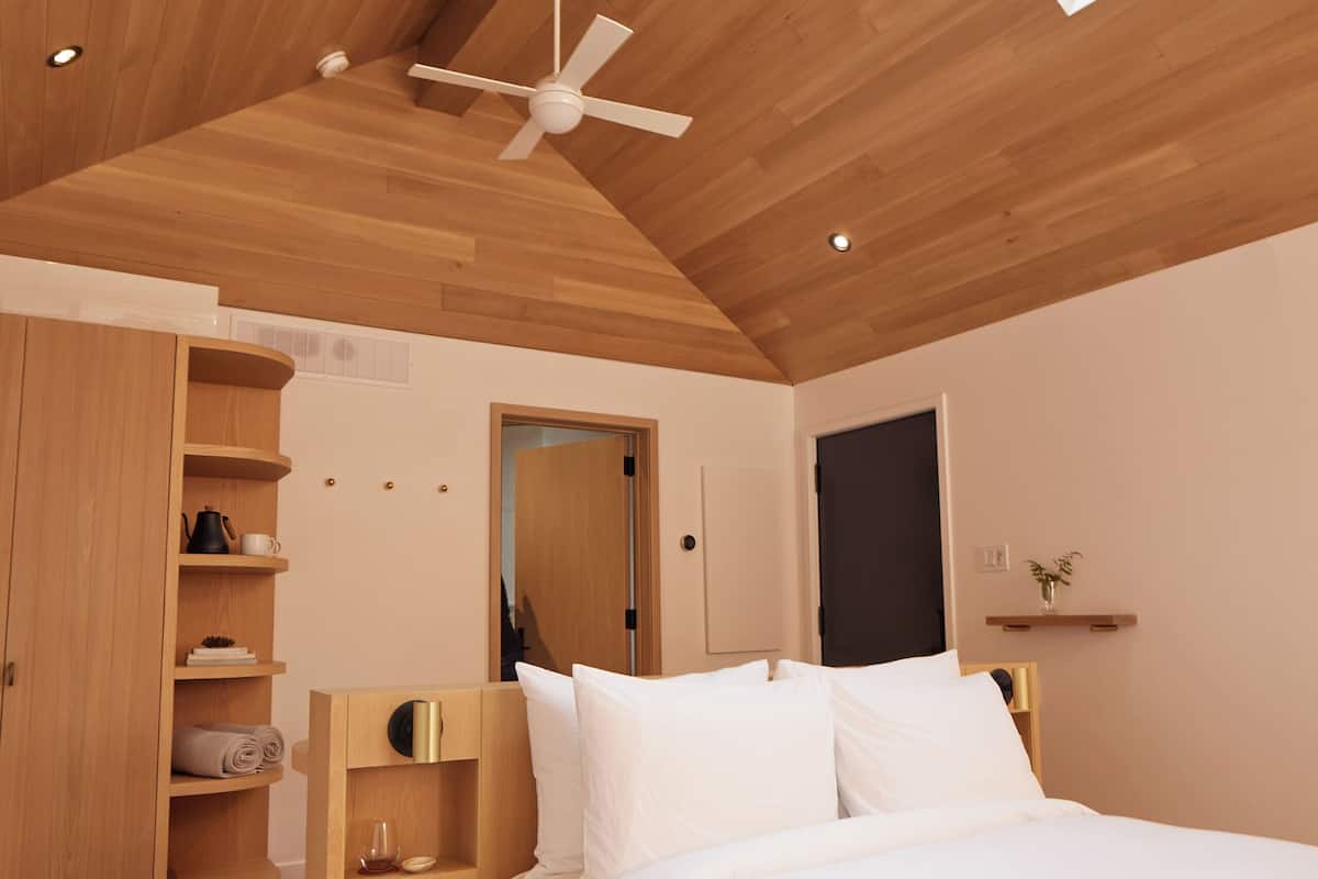 Laptop workspace, free WiFi, bed sheets