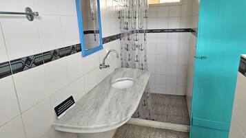 Standard Quadruple Room | Bathroom | Towels, soap, shampoo, toilet paper