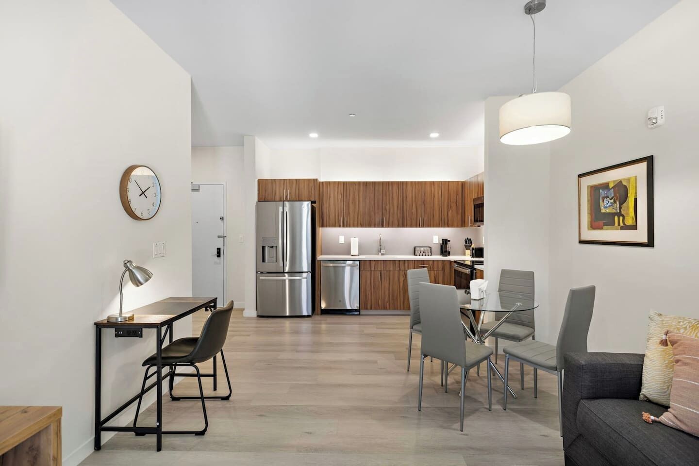 Un appartement moderne comprenant un coin repas, une cuisine et un espace de vie.
