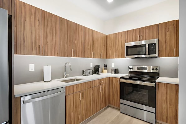 Køleskab, mikrobølgeovn, ovn, kogeplade