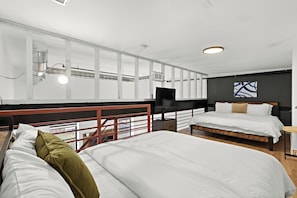 1 quarto, ferros/tábuas de passar roupa, berço de viagem