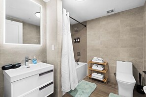 Shower, towels - Outstanding Loft ! Free parking ! 30 min to NYC ! (East Orange)