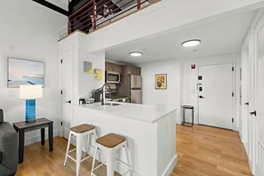 Réfrigérateur, micro-ondes, four, plaque de cuisson