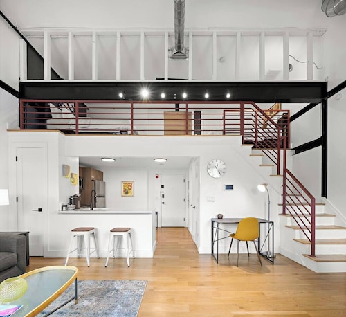 Outstanding Loft ! Free parking ! 30 min to NYC !