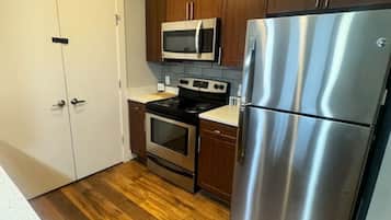 Een koelkast, een magnetron, een oven, een vaatwasser