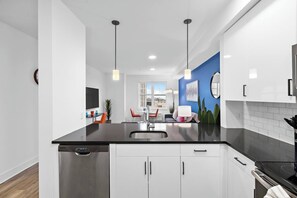 Geladeira, micro-ondas, fogão, cooktop