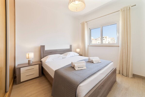 3 bedrooms, iron/ironing board, internet, bed sheets