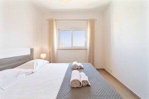 3 bedrooms, iron/ironing board, internet, bed sheets