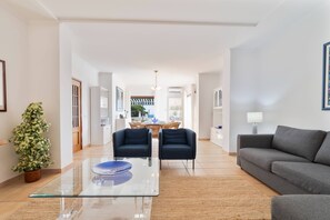 TV - Tangerine Apartment by HelloVacations (Albufeira)