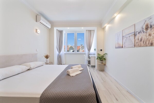 3 habitaciones, tabla de planchar con plancha, internet y ropa de cama