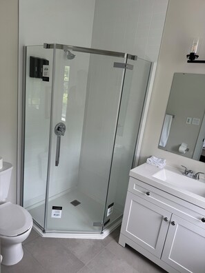 Handtücher, Shampoo, Toilettenpapier
