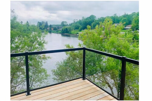 Burk’s Falls Escape 2 Bed 1 Bath