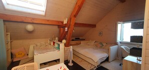 3 bedrooms, iron/ironing board, WiFi, bed sheets