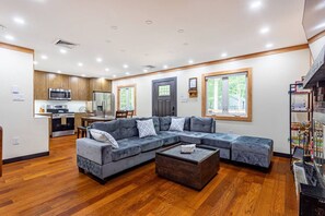 Smart-TV, Kamin, Tischfußball, Tischtennisplatte