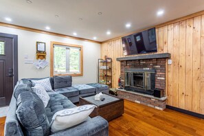 Smart-TV, Kamin, Tischfußball, Tischtennisplatte