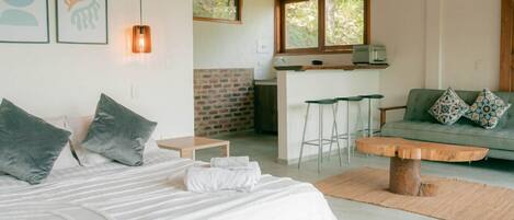 Deluxe Suite, 1 Bedroom, Jetted Tub, Mountain View | Free WiFi