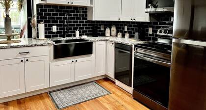 Luxury 2 bedroom Apt. Near DE Turf & Beaches!