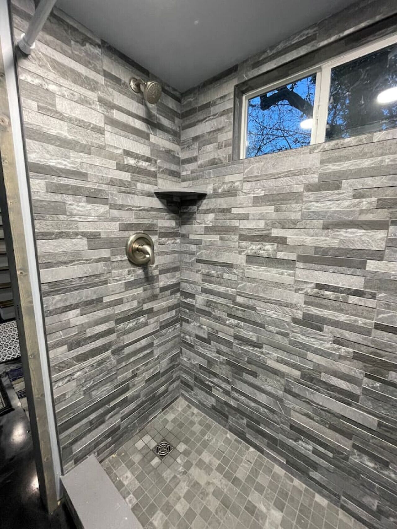 Secadora de cabello y papel de baño 