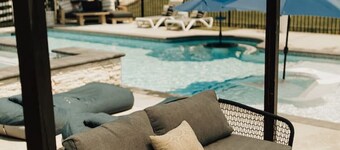 Tiny house w/ Pool on water near Beaches / turf